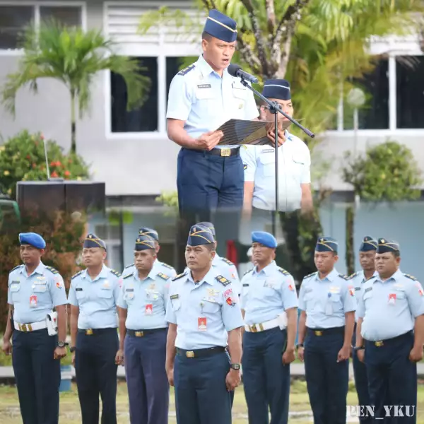 Kadisops Lanud Yohanis Kapiyau Timika Pimpin Upacara Bendera Mingguan