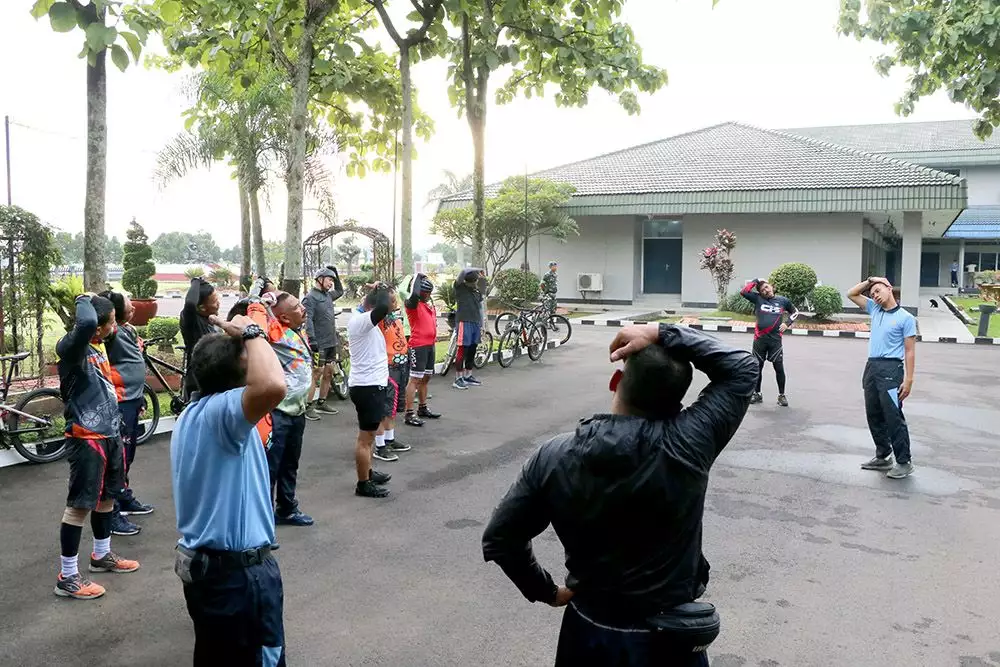 Jaga Kebugaran Fisik Dankopasgat Mengajak Anggota Gowes Bersama