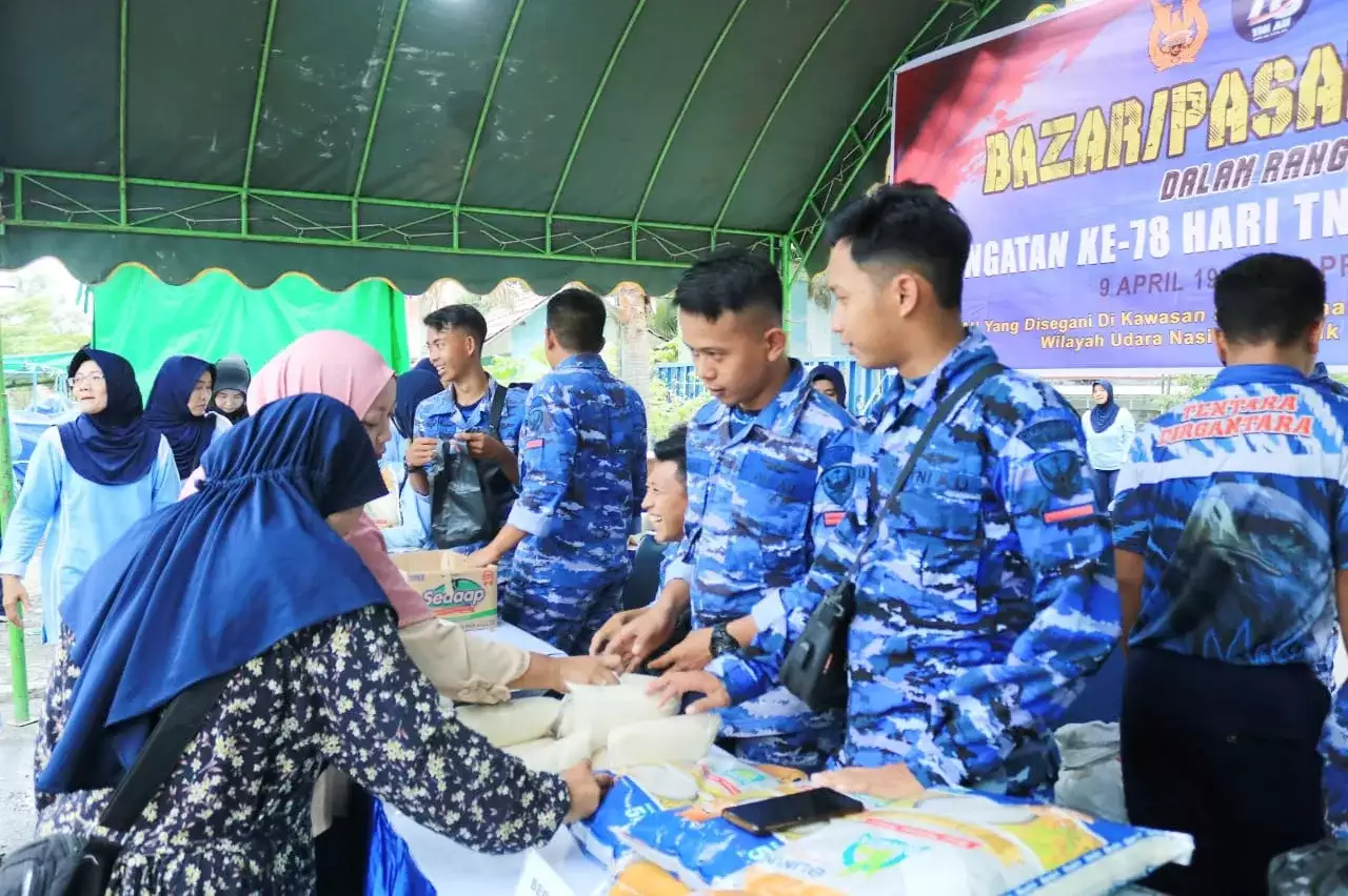 Sambut HUT Ke 78 TNI AU Lanud Iskandar Gelar Bazar Murah