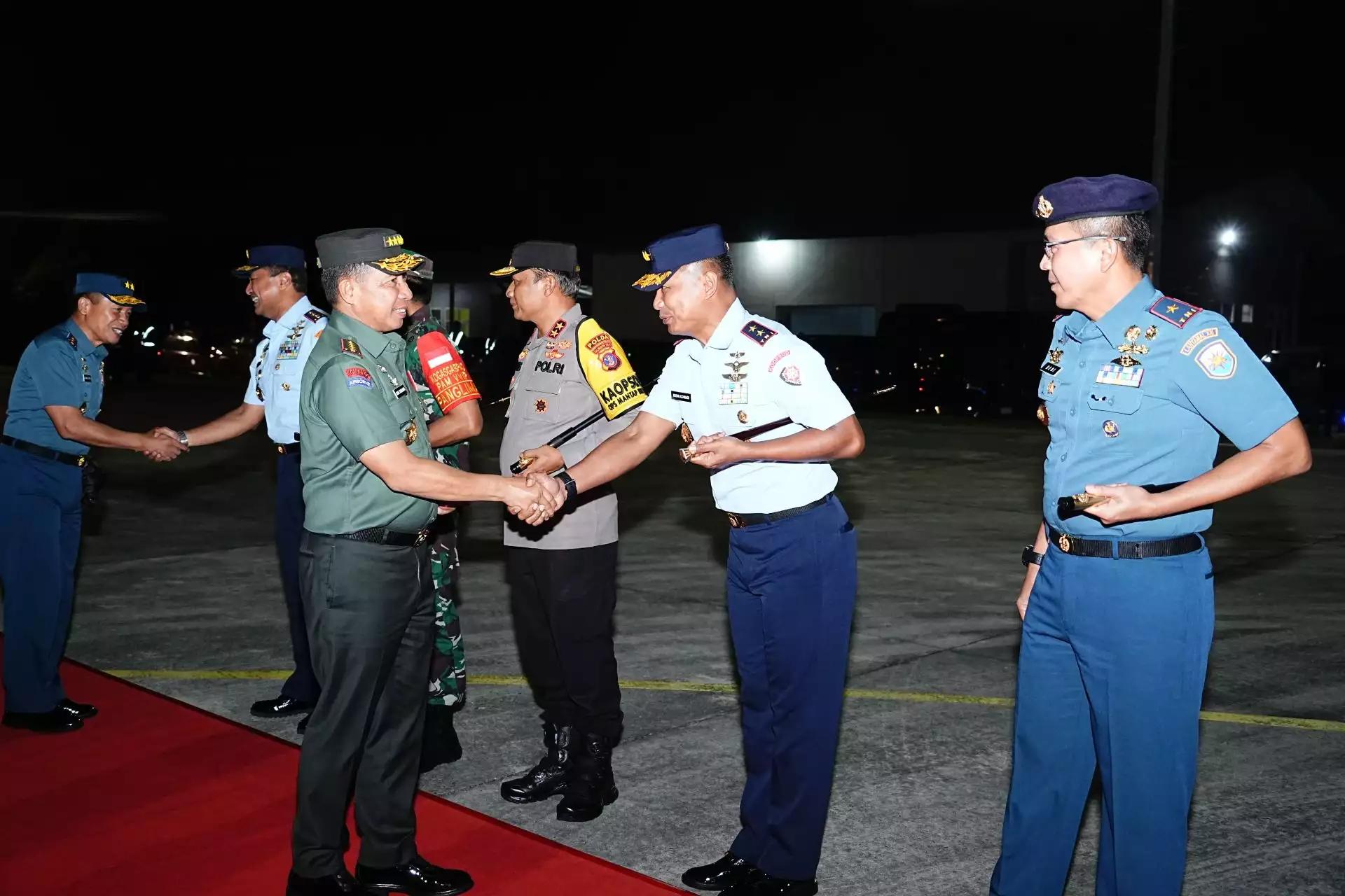 Pangkoops Udara Ii Sambut Kedatangan Panglima Tni Di Balikpapan