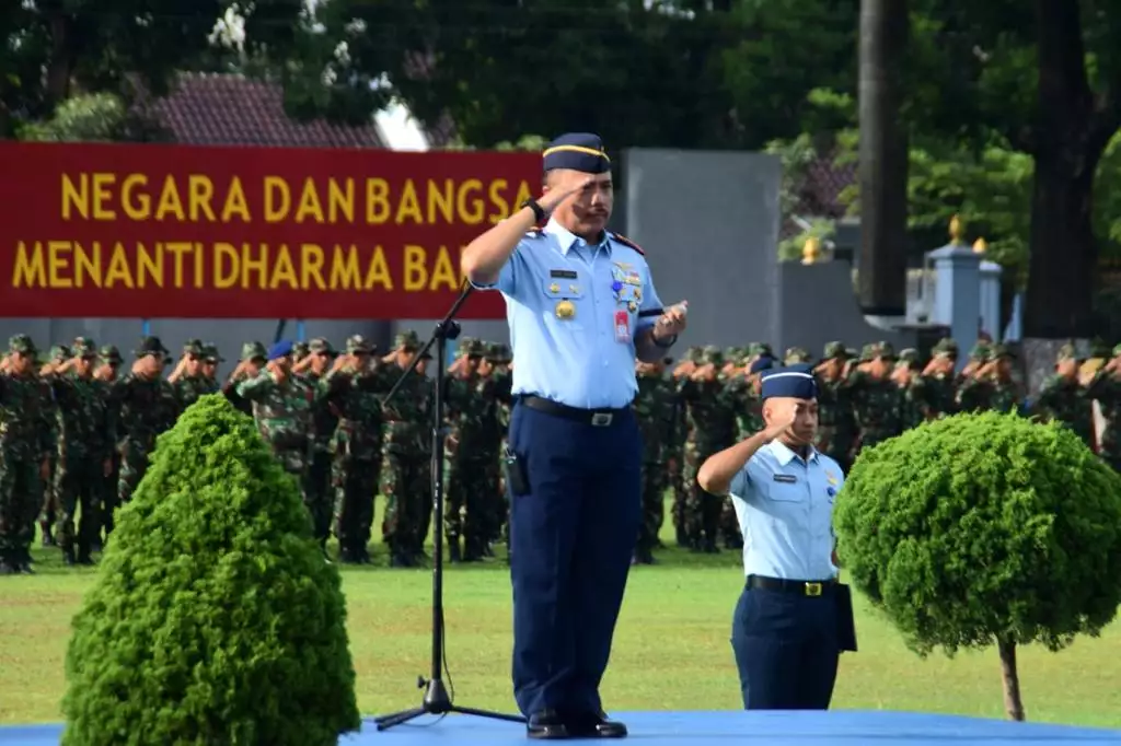 Usai Upacara Bendera Anggota Lanud Adi Soemarmo Laksanakan Defile