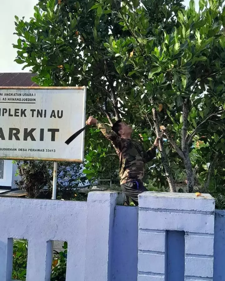 Sabtu Bersih Seluruh Warga Komplek Dan Mes Bergotong Royong Membersihkan Lingkungan